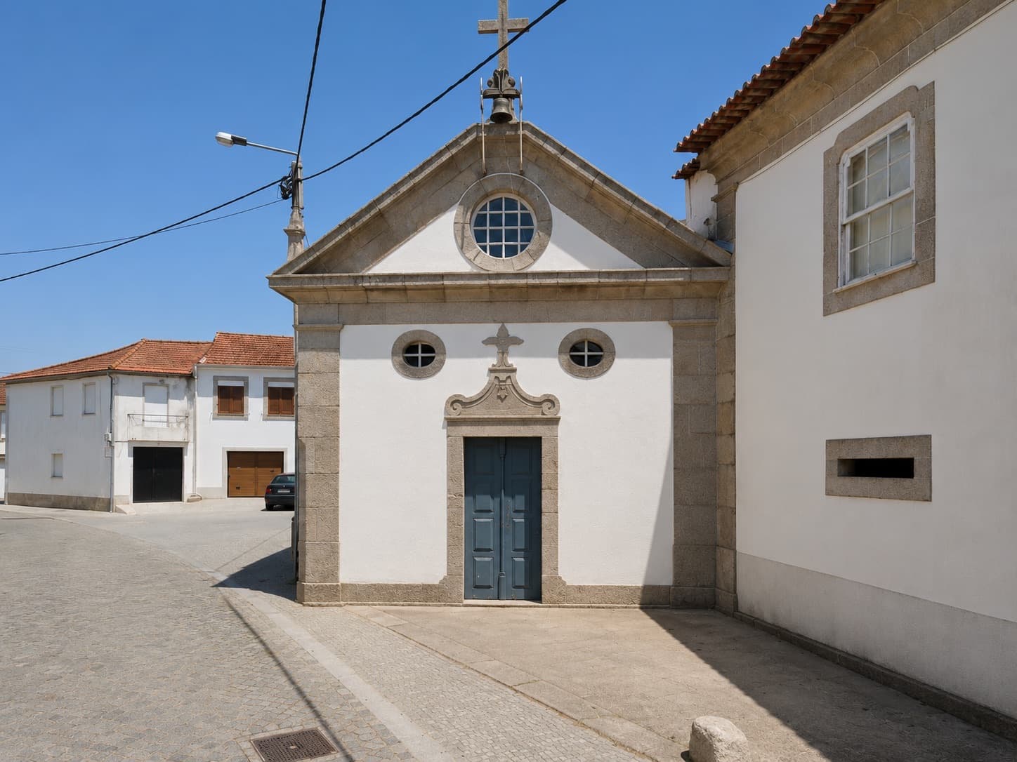 Capela das Almas de Cabanelas, conhecida como Capela do Moreira, em Lavra.